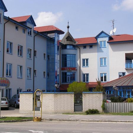 Hotel Vion Zlaté Moravce Exterior foto