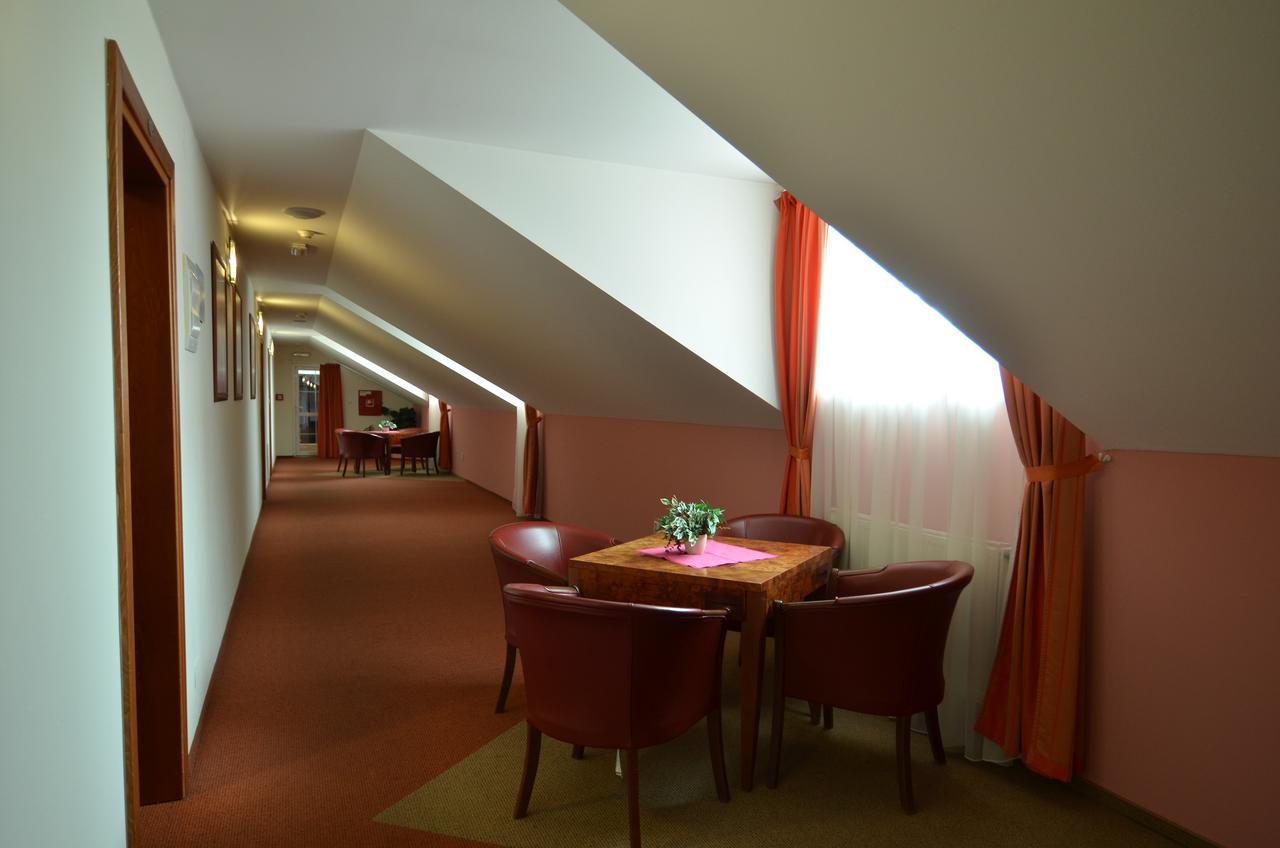 Hotel Vion Zlaté Moravce Exterior foto